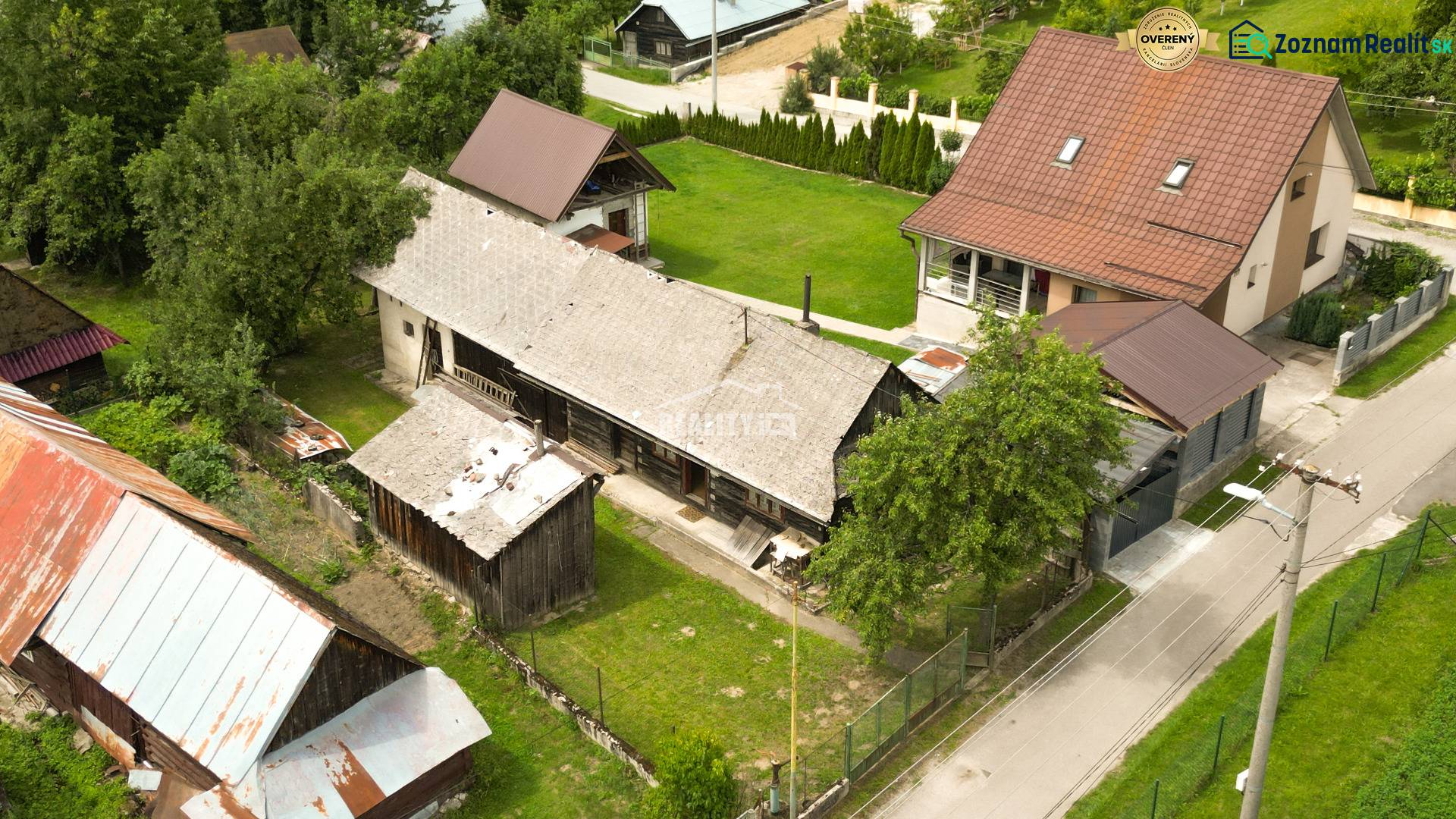 Eine Hütte in Papradno, umgeben von Grün und angrenzenden Gebäuden aus der Vogelperspektive.