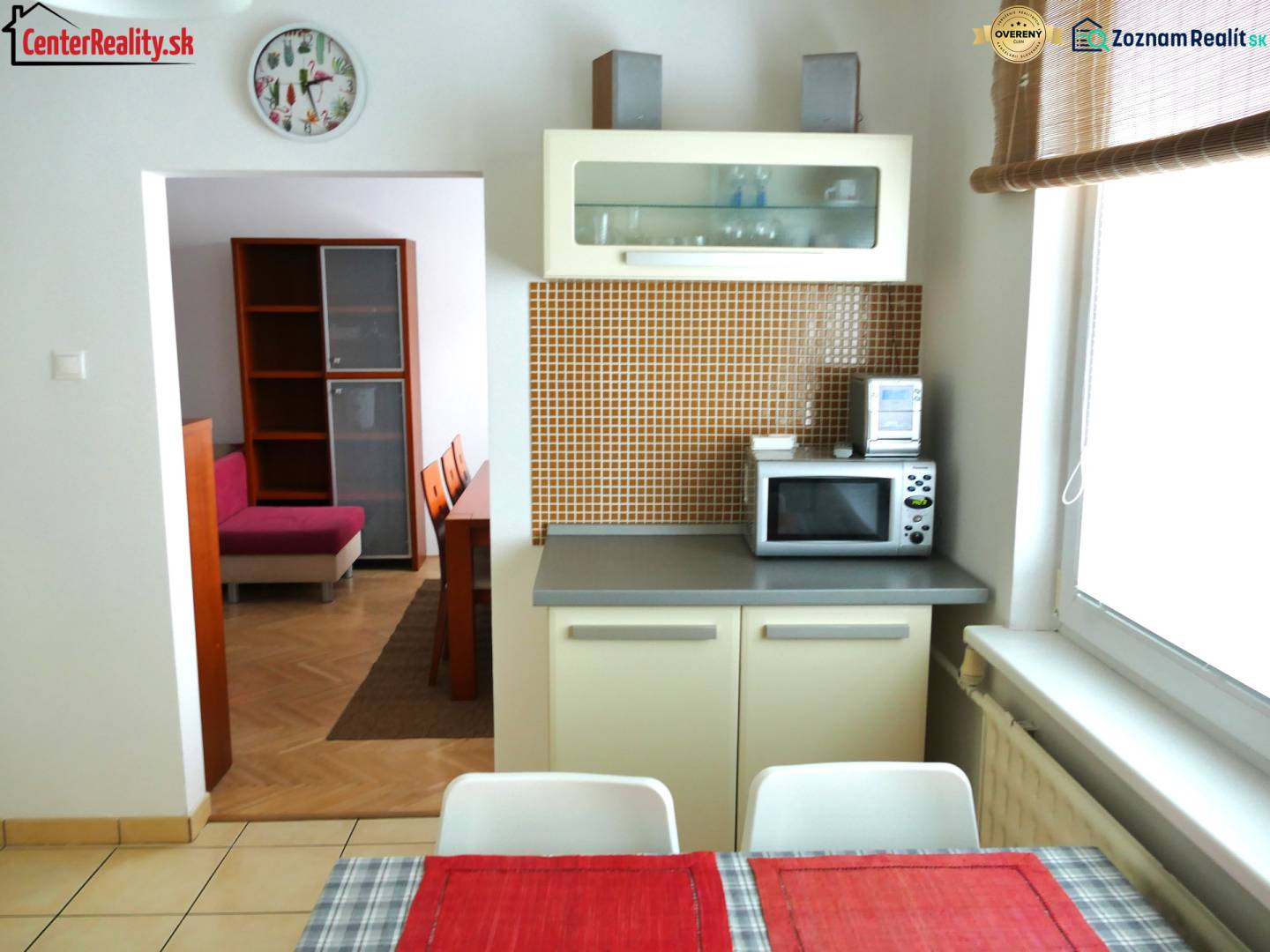 Küche in einer 3-Zimmer-Wohnung mit Esstisch und Blick ins Wohnzimmer.