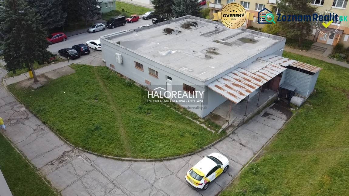 Geschäftsräume in Rimavská Sobota mit umliegendem Grün und Parkplatz.