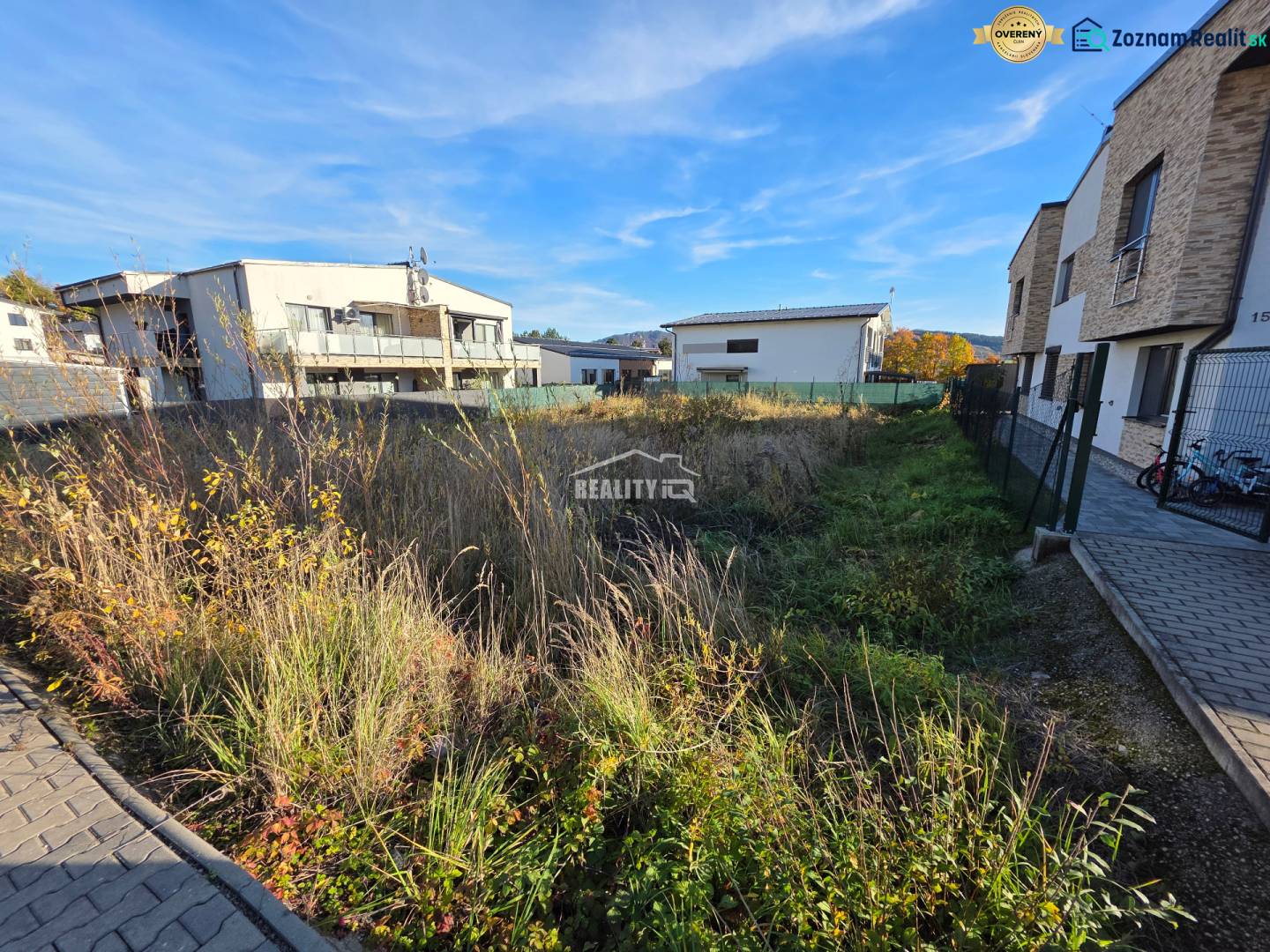 Grundstücke zum Wohnen in Bytča mit Gebäuden und befestigter Fläche.