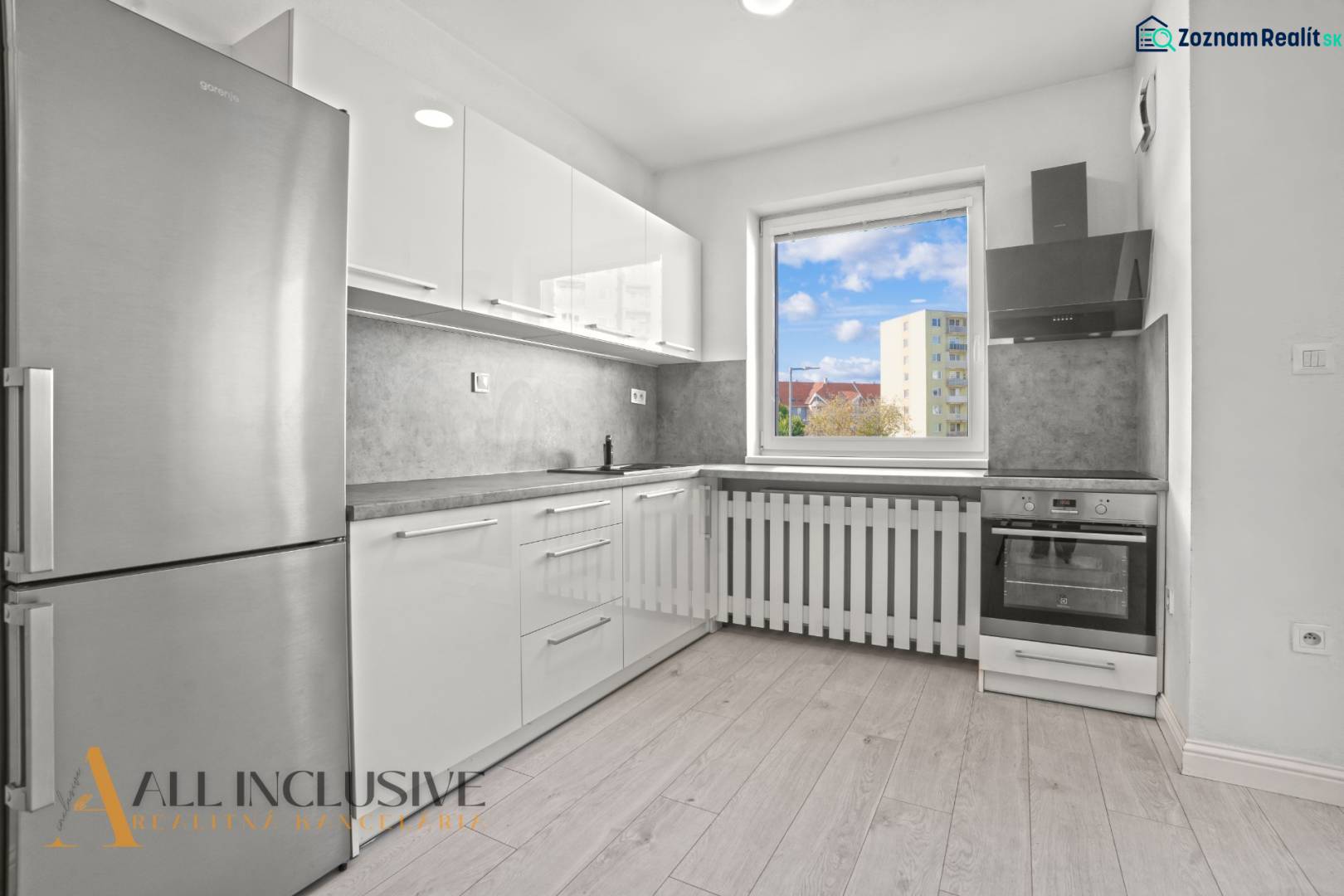 Küche mit Holzboden in einer 2-Zimmer-Wohnung mit moderner Ausstattung.