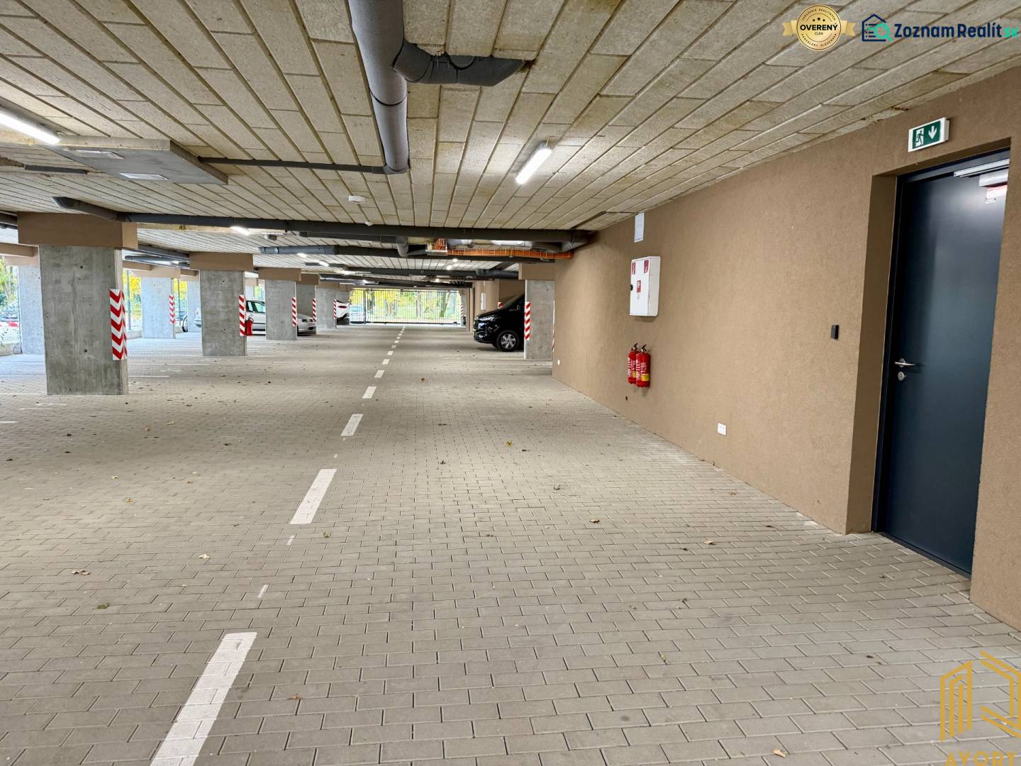 Parkplatz mit Parkflächen und Markierungen, Boden aus Pflastersteinen, in der Garage.