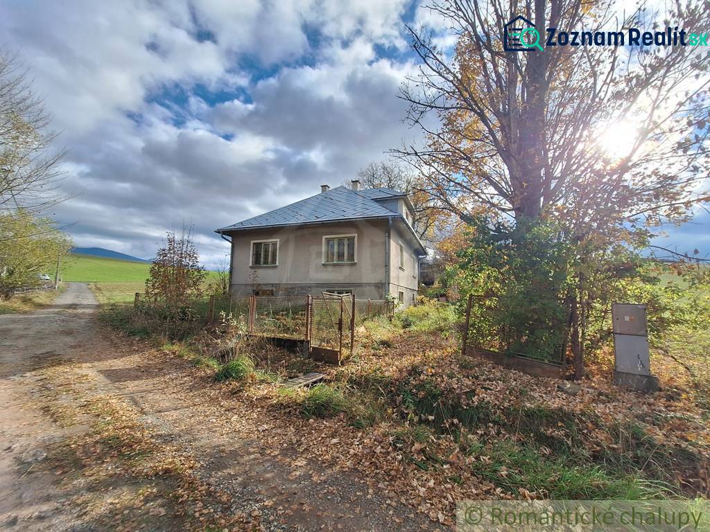 Ein Familienhaus in Liptovské Beharovce, umgeben von Natur, Herbstlaub, Himmel mit Wolken.