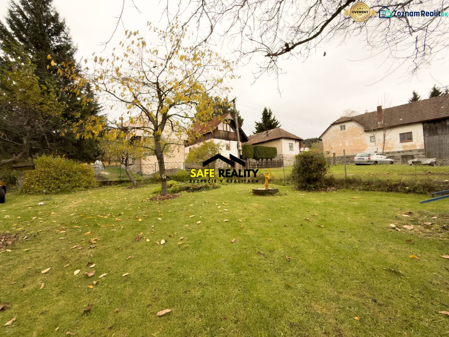 Der Garten beim Einfamilienhaus in Sklené in der Straße Sklené mit Obstbäumen.