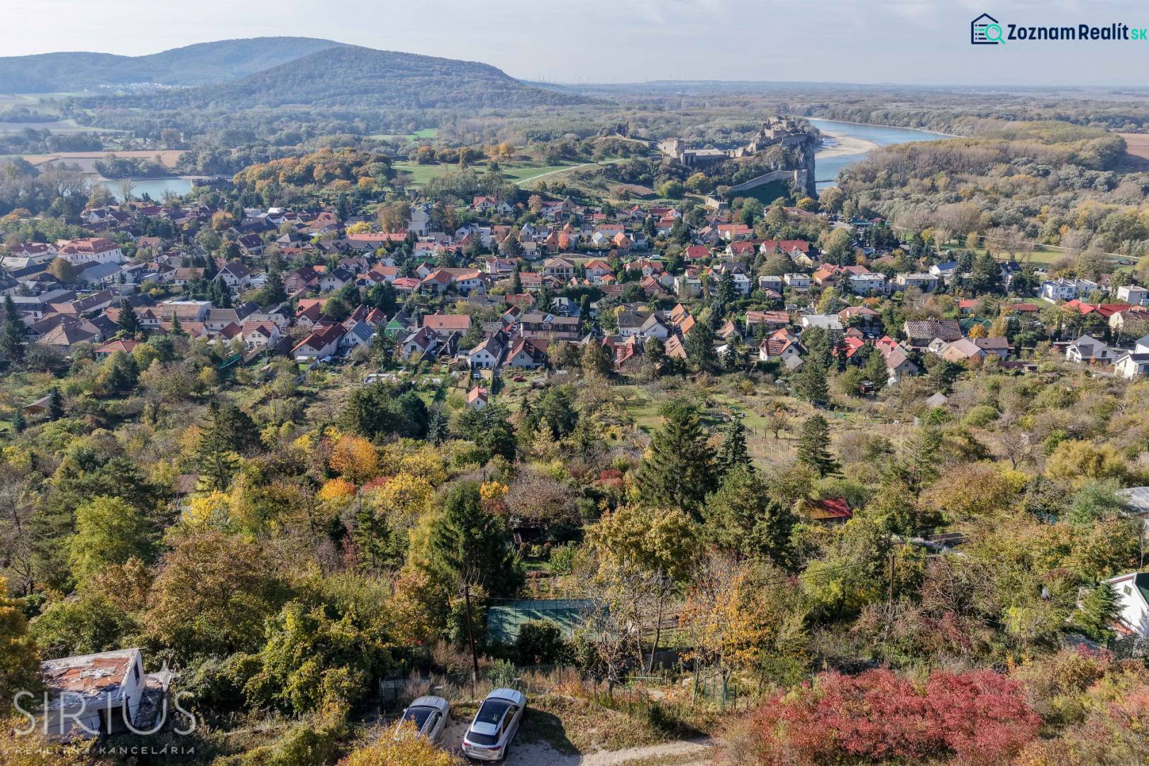 Der Blick von Devín über die Rückreise bietet die Schönheit ländlicher Gärten und einer Burg am Horizont.