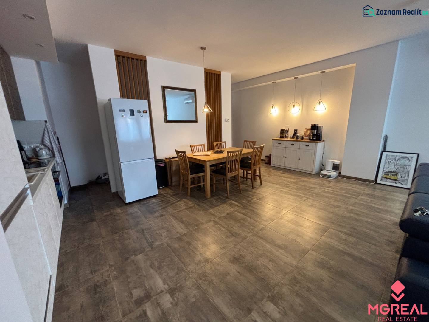 Essbereich in einer 2-Zimmer-Wohnung mit Tisch und Stühlen, Boden mit Holzdekor.