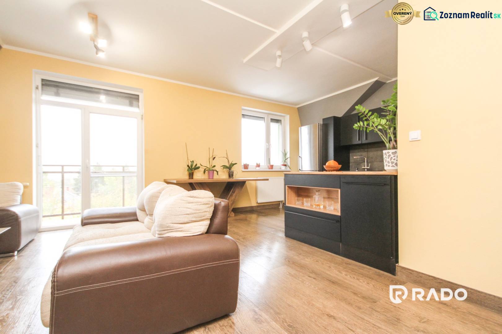 Wohnzimmer in einer 4-Zimmer-Wohnung mit Holzboden und Sofa.