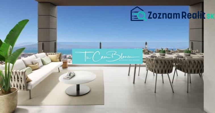 Die Veranda der Ferienwohnung in Torrevieja mit Meerblick und komfortablen Sitzgelegenheiten.