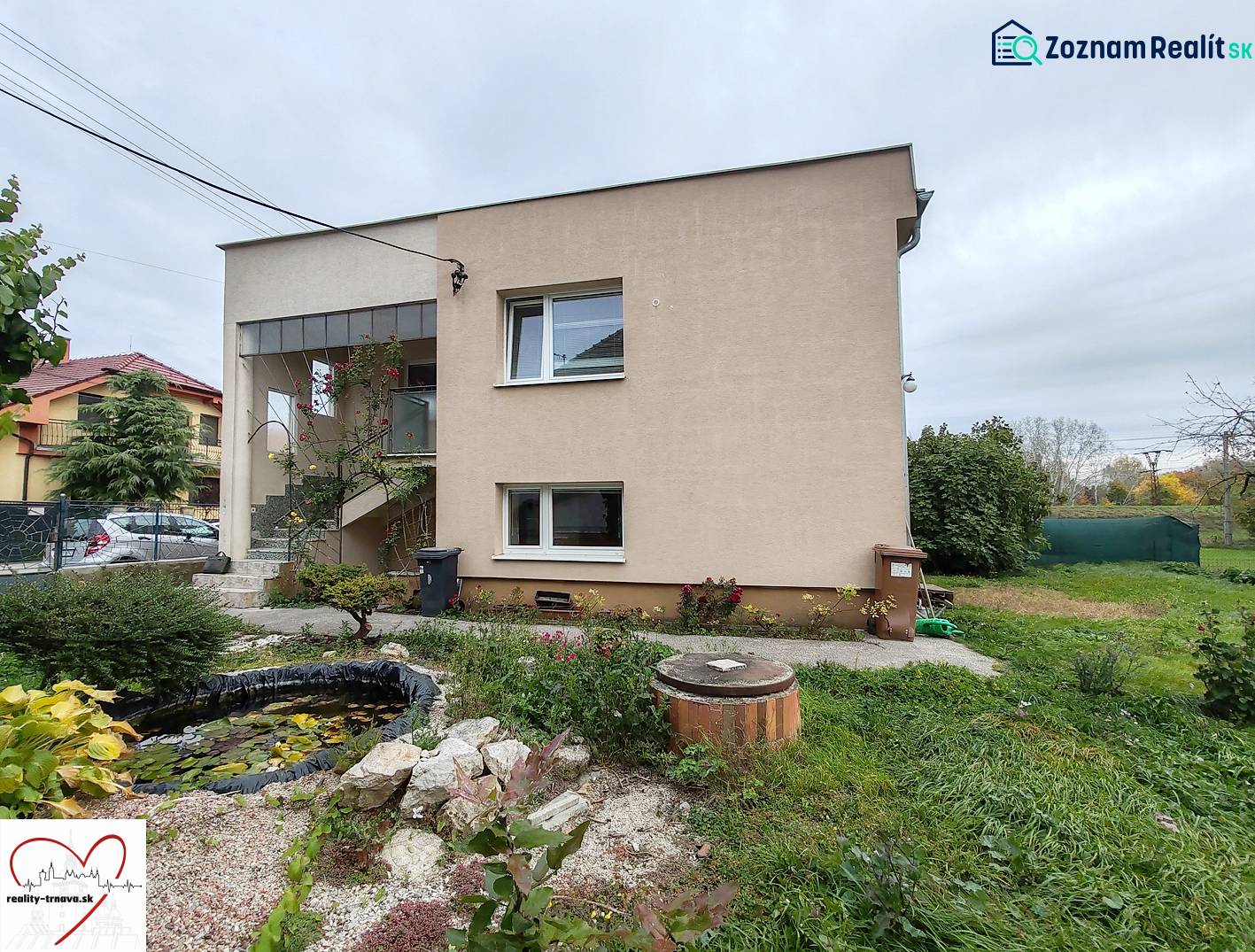 Einfamilienhaus in der Topoľová-Straße in Sereď mit Ziergarten und Teich.