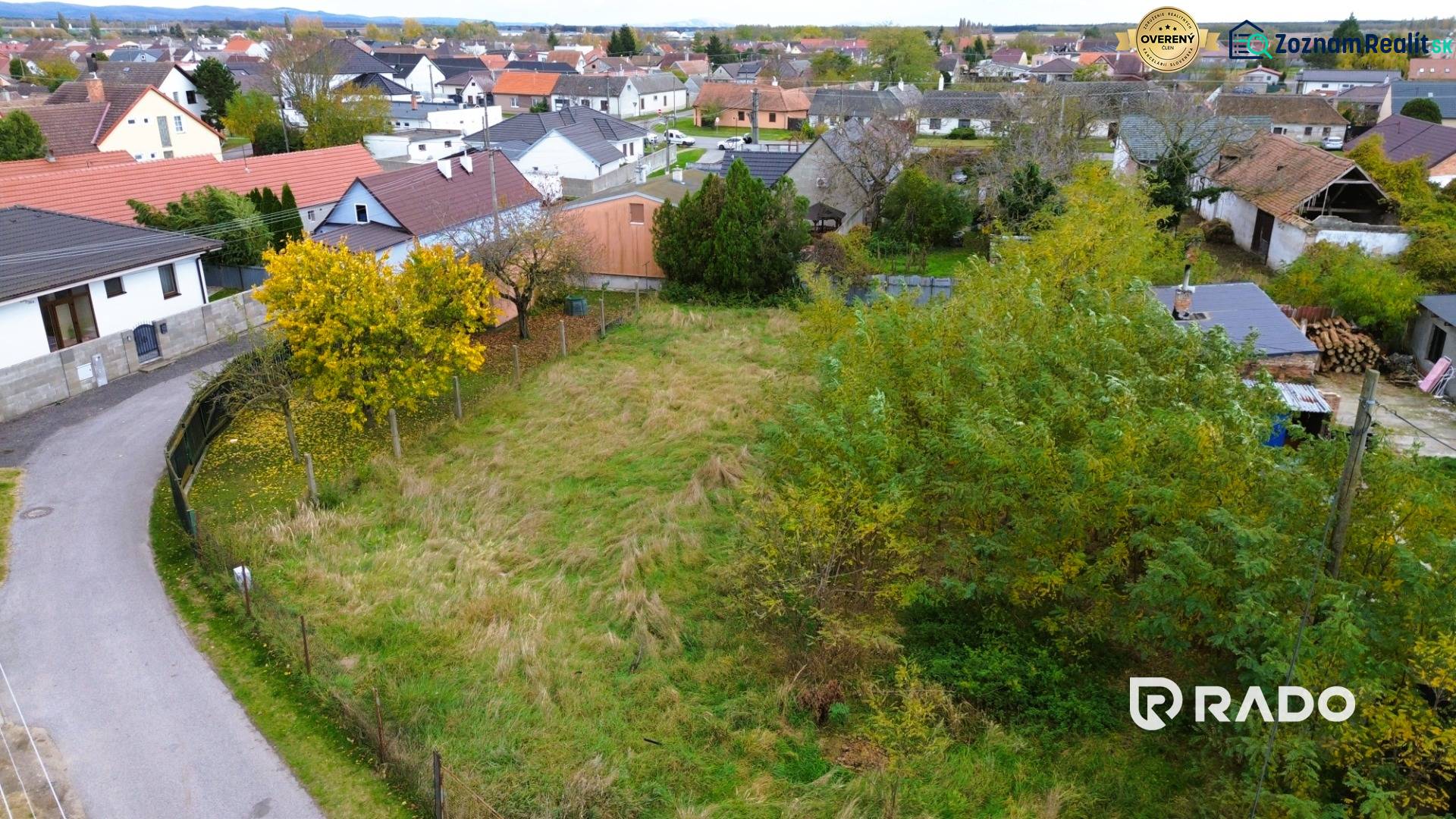 Grundstück in Gajary, vorgesehen für Wohnzwecke, umgeben von Häusern.