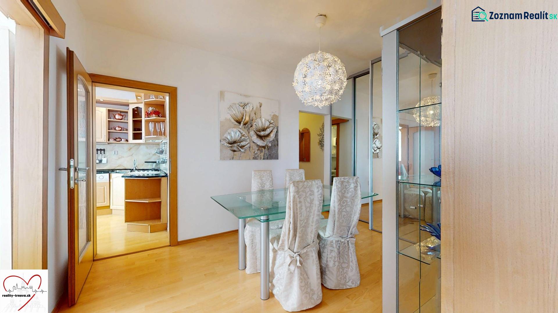 Essbereich mit Glastisch in einer 3-Zimmer-Wohnung mit Holzboden.