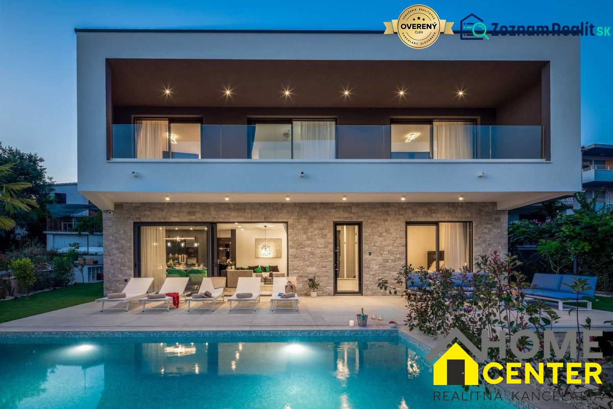 Eine Villa in Bale mit Pool und Terrasse, umgeben von Grünflächen und Erholungsbereichen.