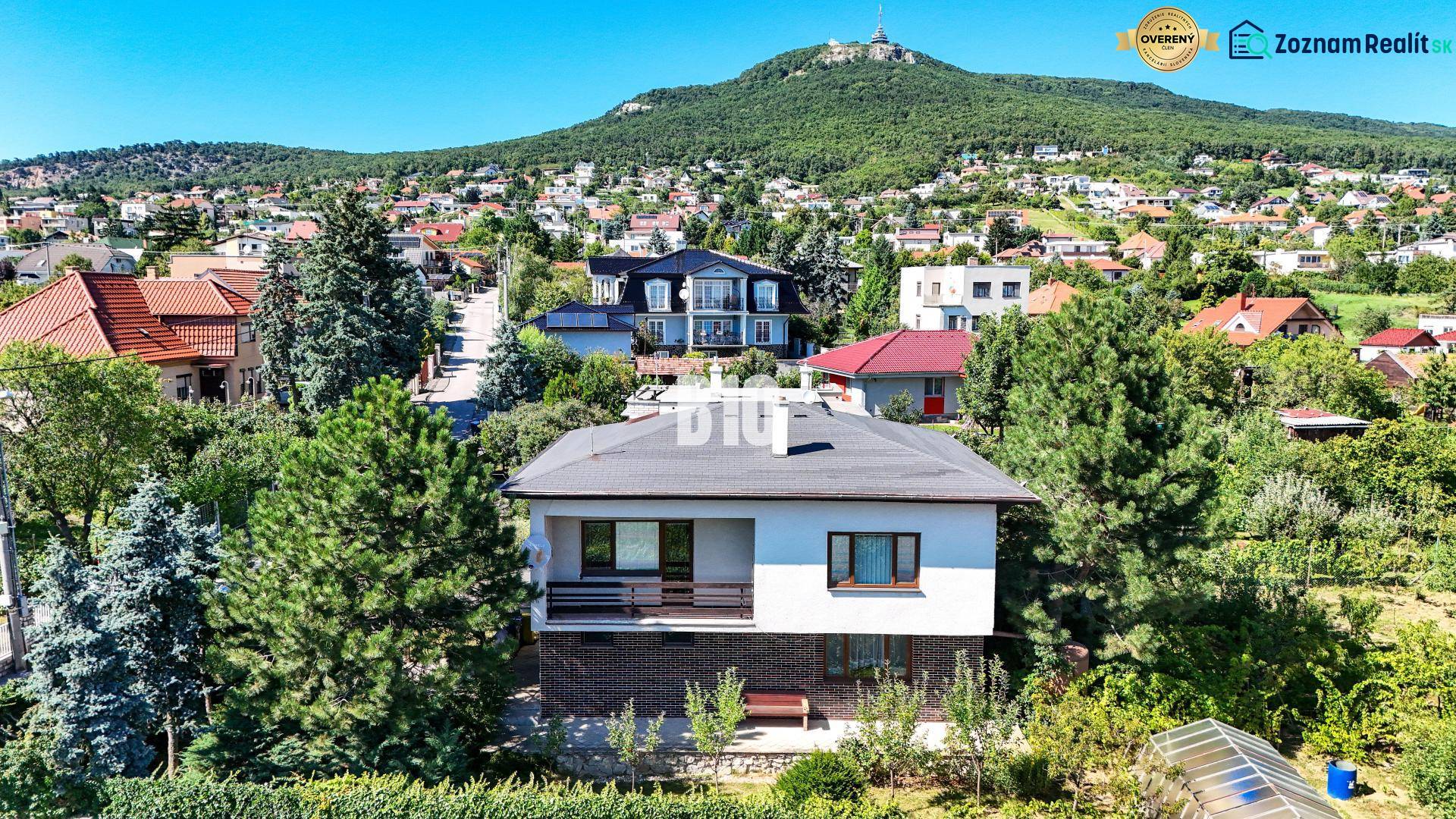 Ein Einfamilienhaus in der Kamenna-Straße in Nitra, umgeben von Grünflächen und weiteren Häusern.
