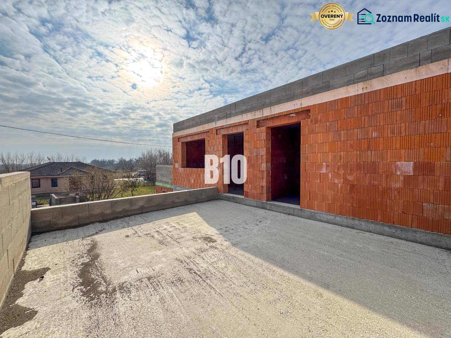 Der Bau eines Einfamilienhauses aus Ziegeln, neben der Immobilie, klarer Himmel, Bauarbeiten.