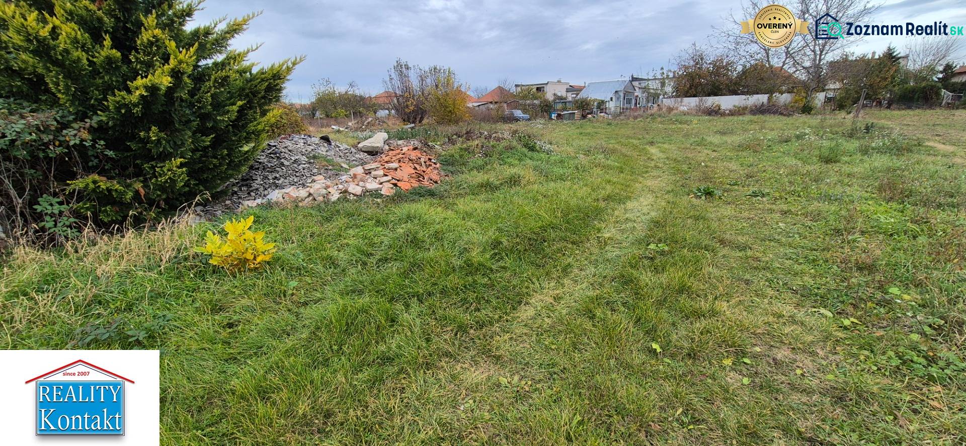 Grünes Baugrundstück in Tvrdošovce mit Schutthaufen und dichter Vegetation.