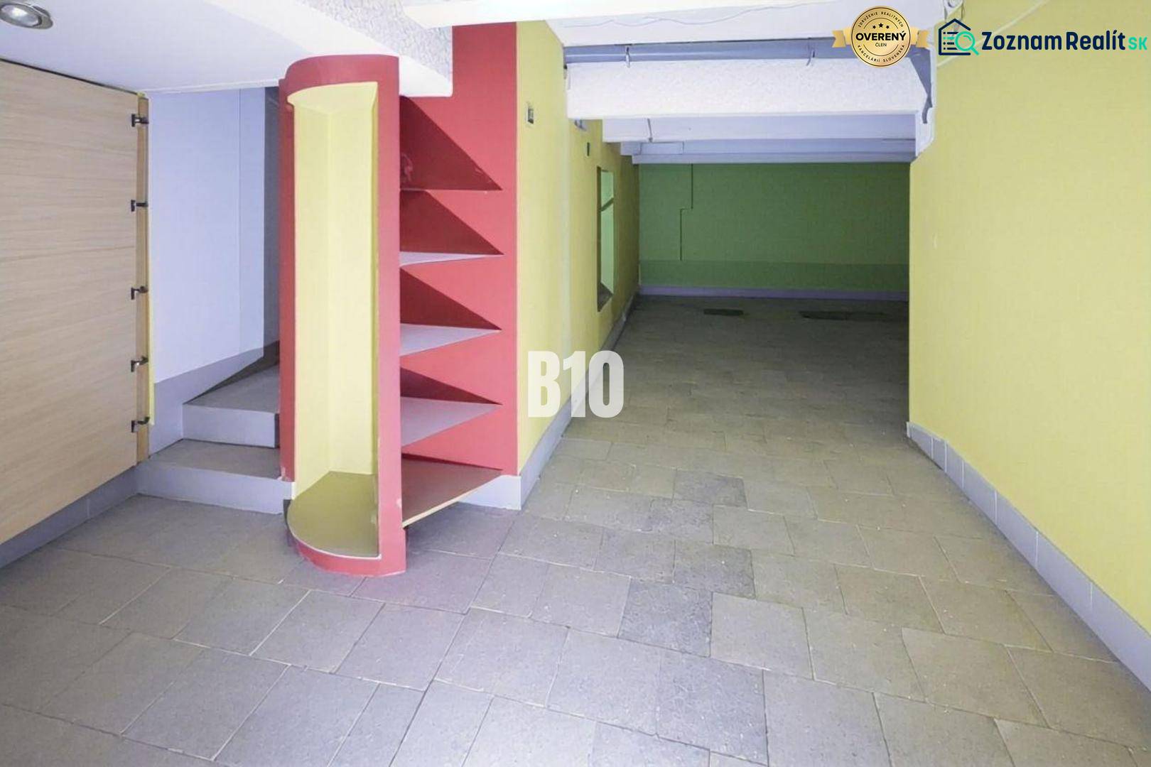 Innenraum von Geschäftsräumen mit bunten Wänden, Regalen und Treppen auf Fliesen.