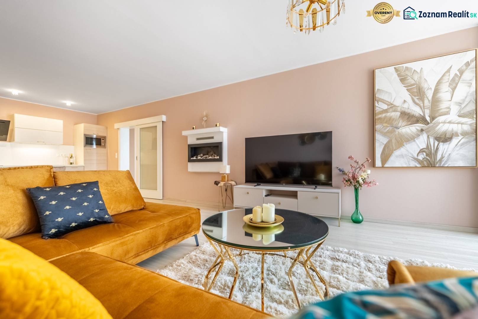 Wohnzimmer mit dekorativem Bild, Sofa und Tisch in einem Einfamilienhaus.