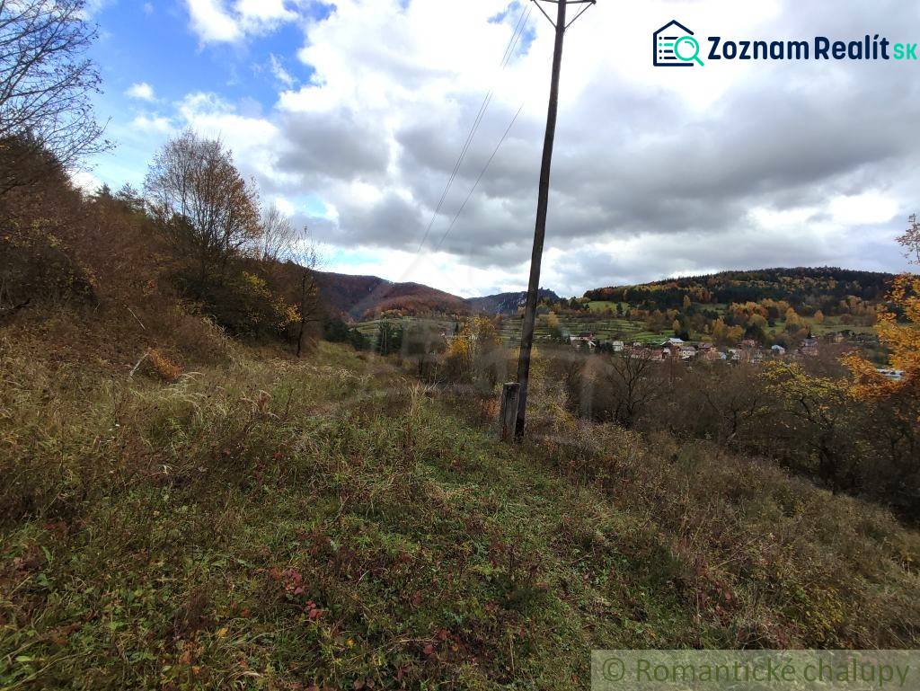 Herbstlandschaft mit einem Pfosten und einem wolkenverhangenen Himmel in Hlboké nad Váhom, Záhrady.