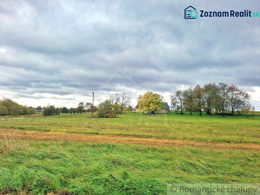 Ein Einfamilienhaus in Senohrad, umgeben von Grün und Bäumen unter einem bewölkten Himmel.