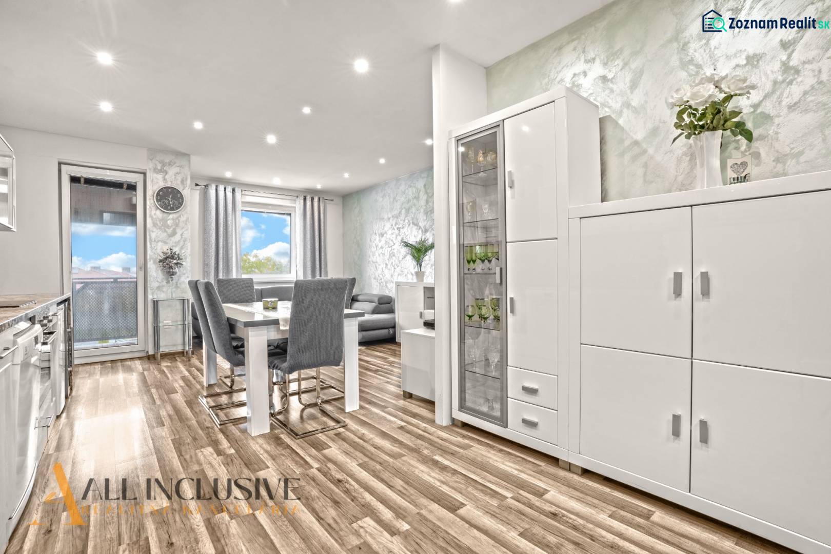 Helles Interieur einer 3-Zimmer-Wohnung mit Holzboden und weißen Möbeln.