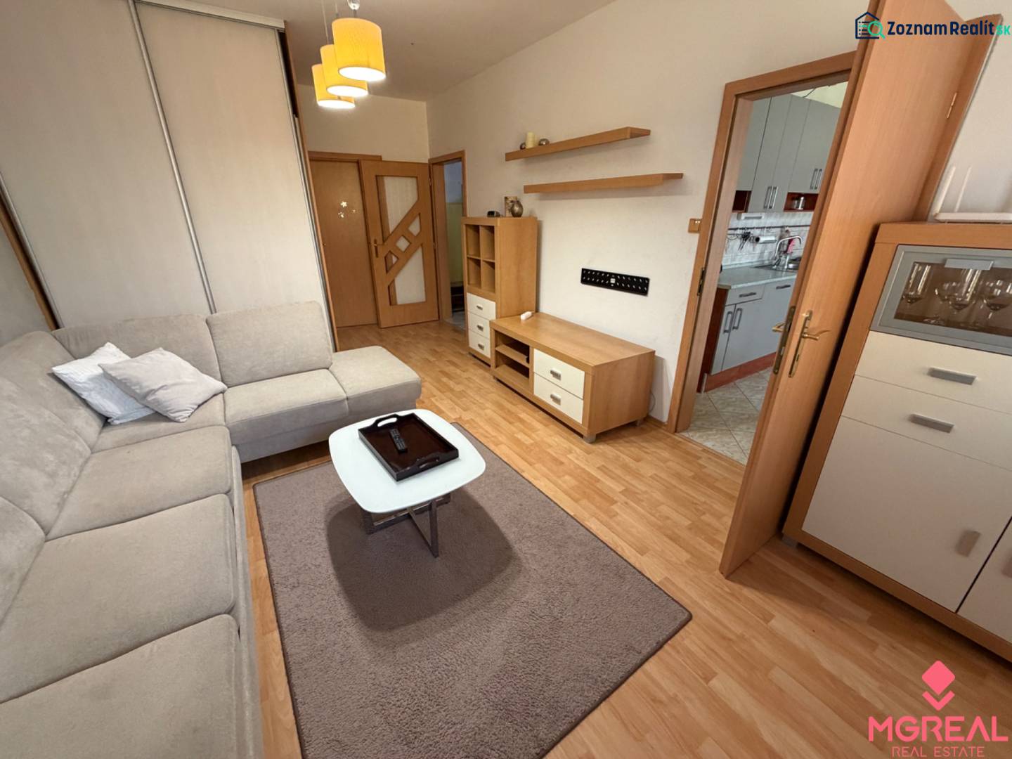 Wohnzimmer in einer 3-Zimmer-Wohnung mit einem Sofa und einem Holzboden.