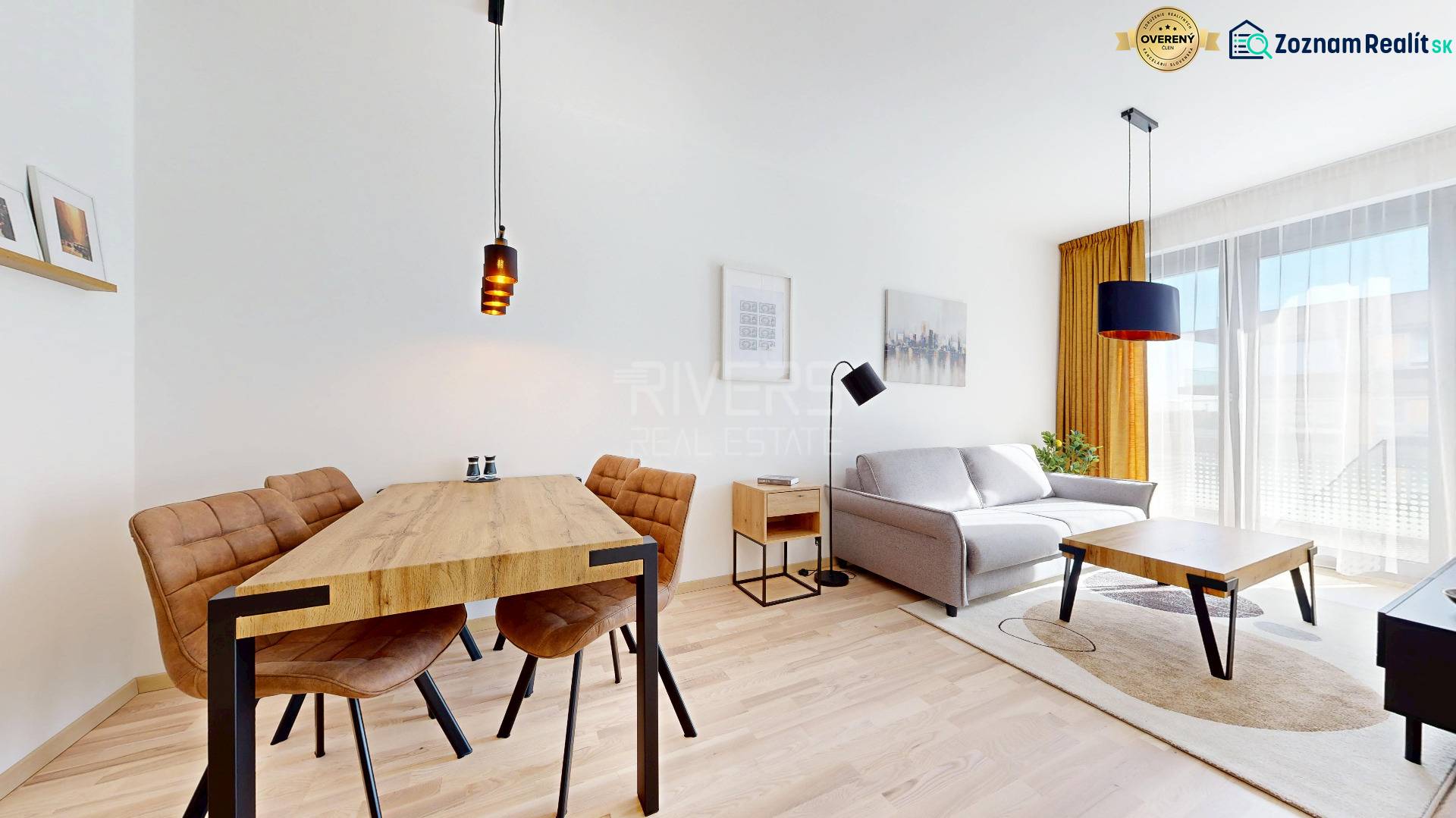 Wohnzimmer in einer 2-Zimmer-Wohnung mit Holzboden und Esstisch.