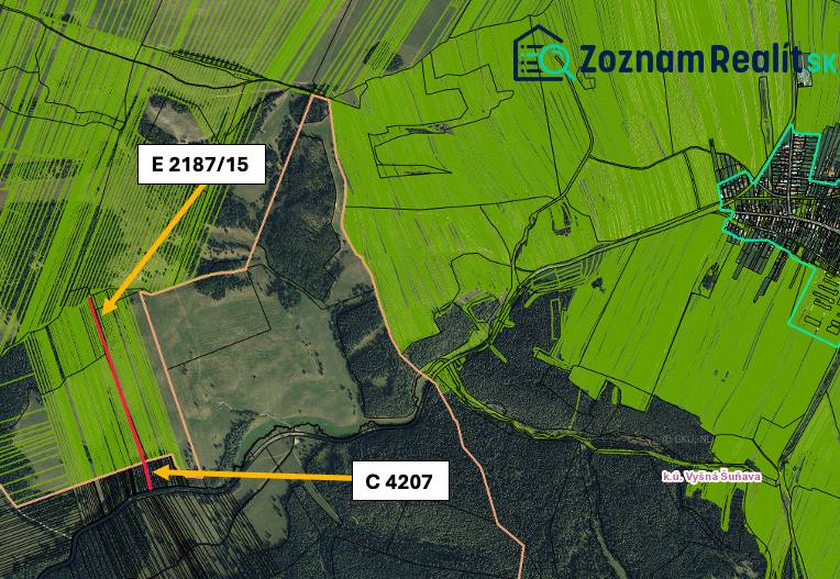 Luftaufnahme von landwirtschaftlichen und forstwirtschaftlichen Flächen der Gemeinde Štrba mit eingezeichneten Parzellen.