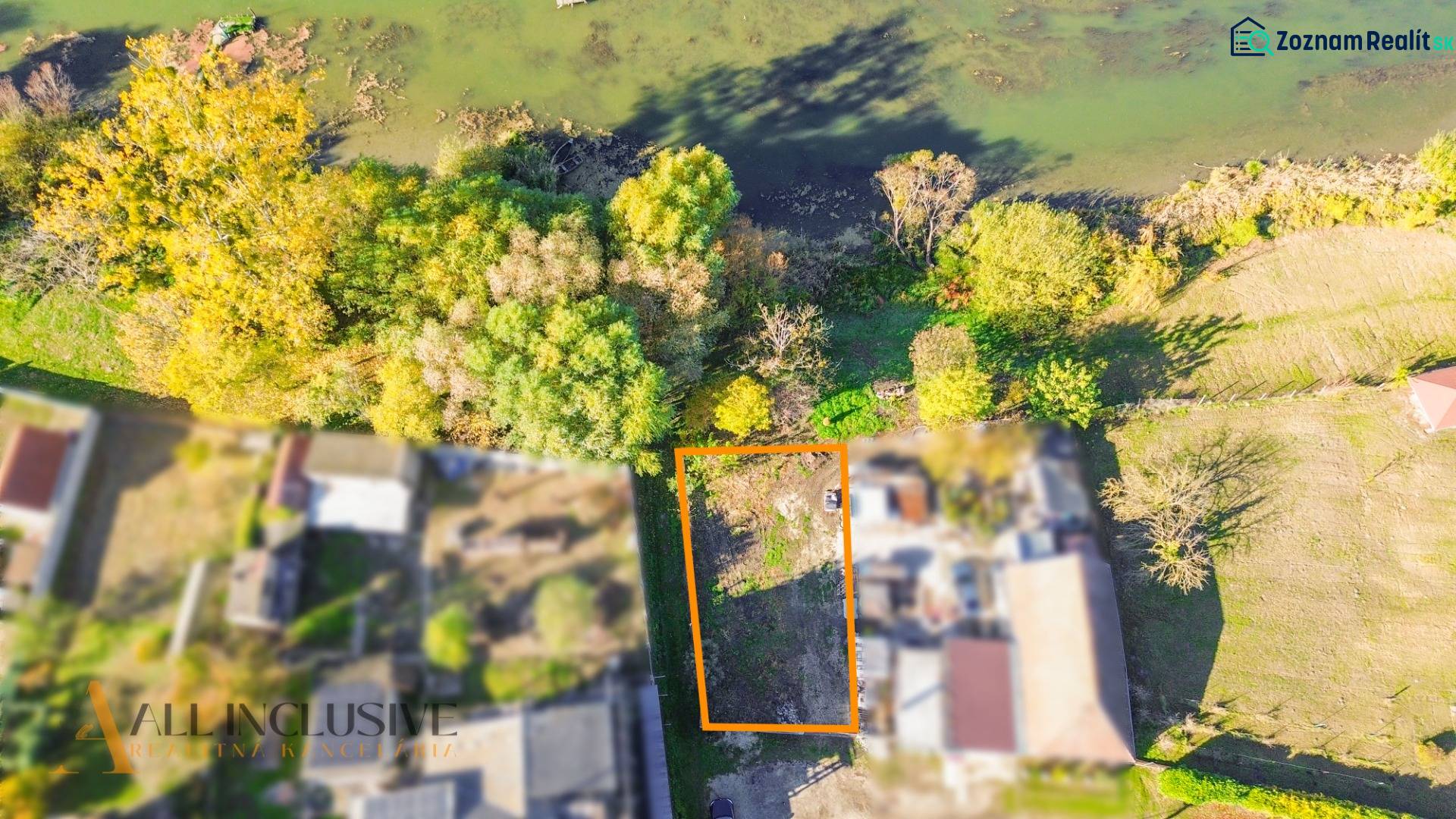 Luftaufnahme eines Baugrundstücks in Jahodná, umgeben von Grünflächen in der Nähe des Wassers.