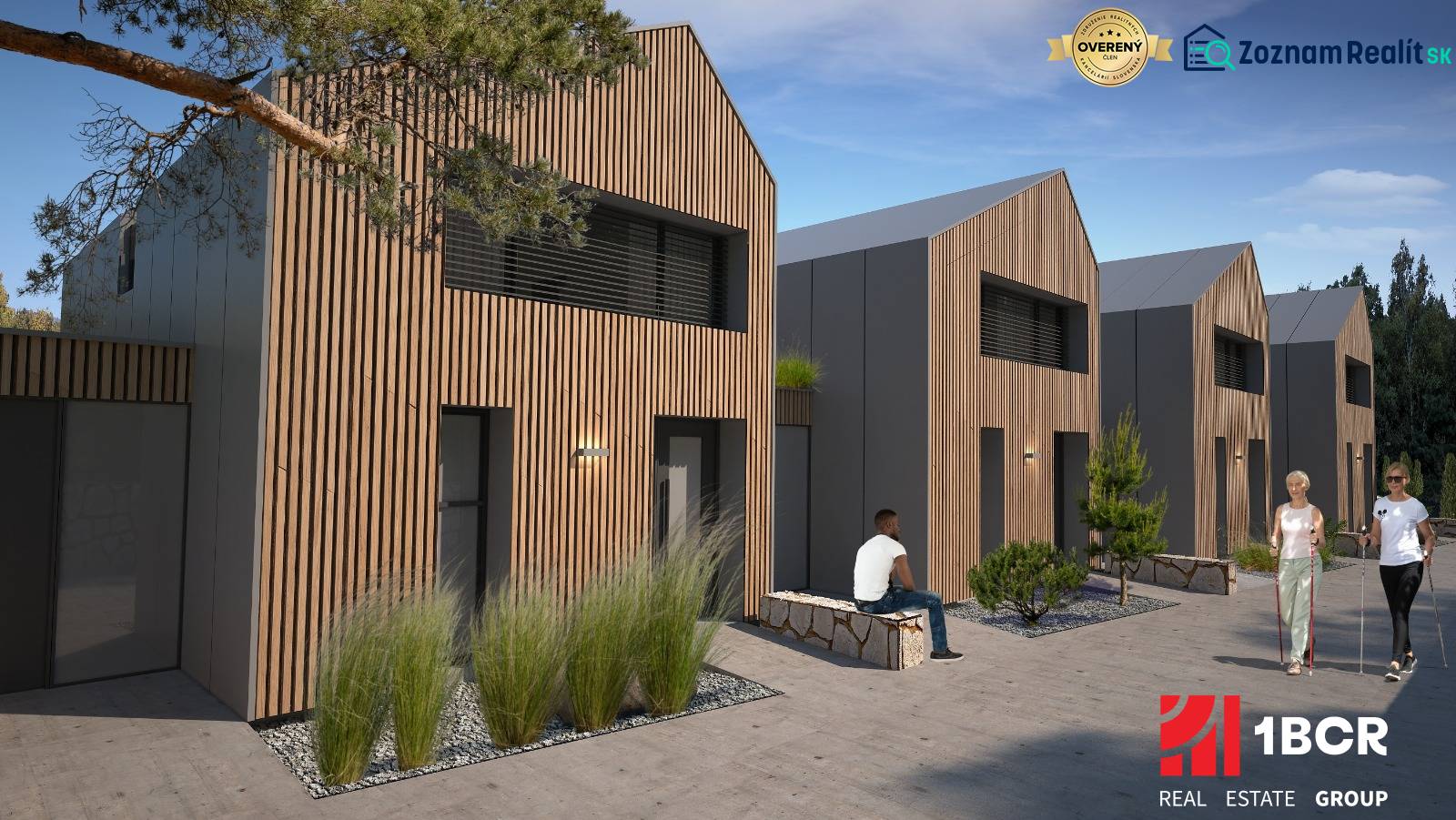 Ein Einfamilienhaus in Turecká mit Holzverkleidung, Menschen entspannen auf einer Bank.