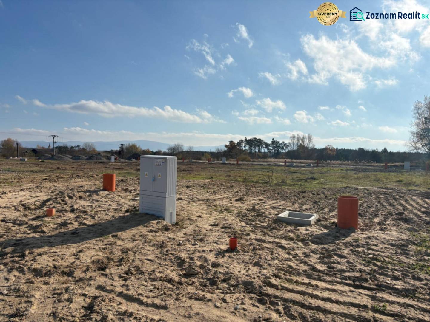 Grundstücke - Wohnen in Studienka in der Straße Pod Borovicou mit Versorgungsleitungen.
