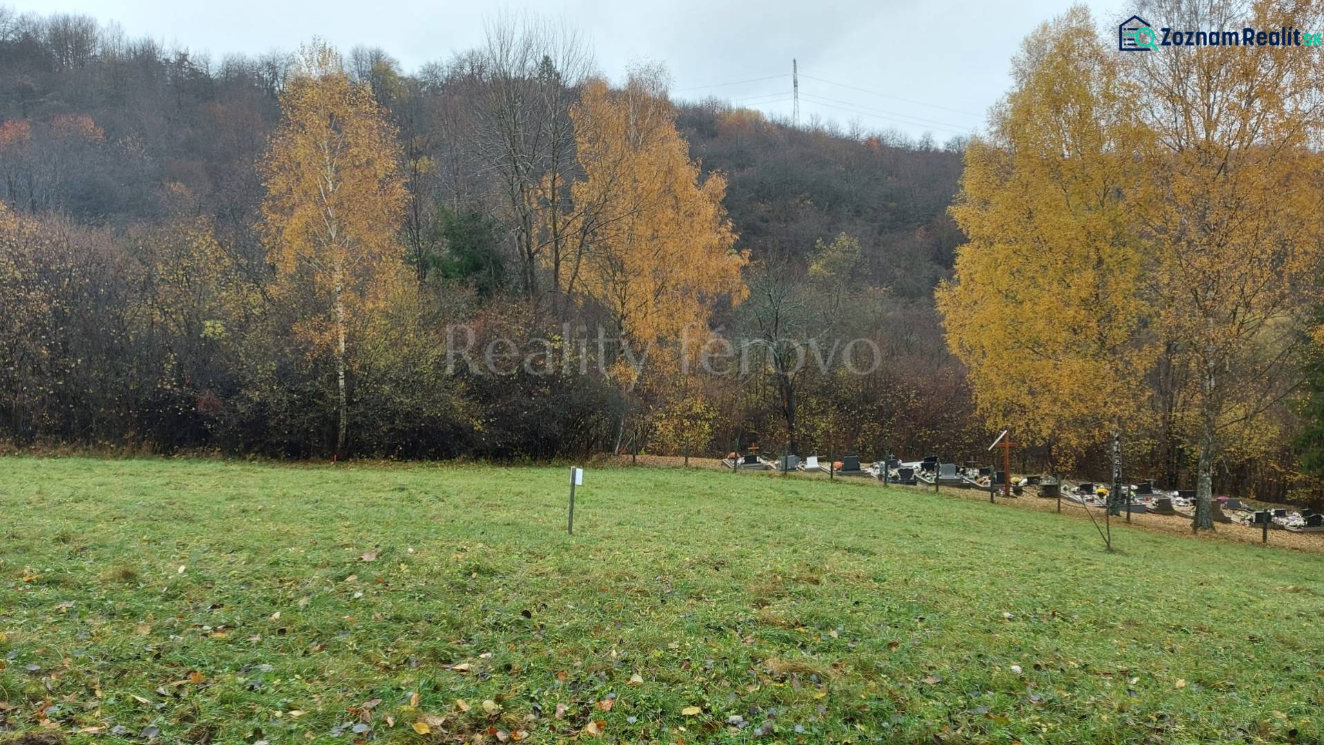 Herbst auf den Erholungsgrundstücken in Konské pod Podhradím mit Wald und Grün auf dem Hügel.