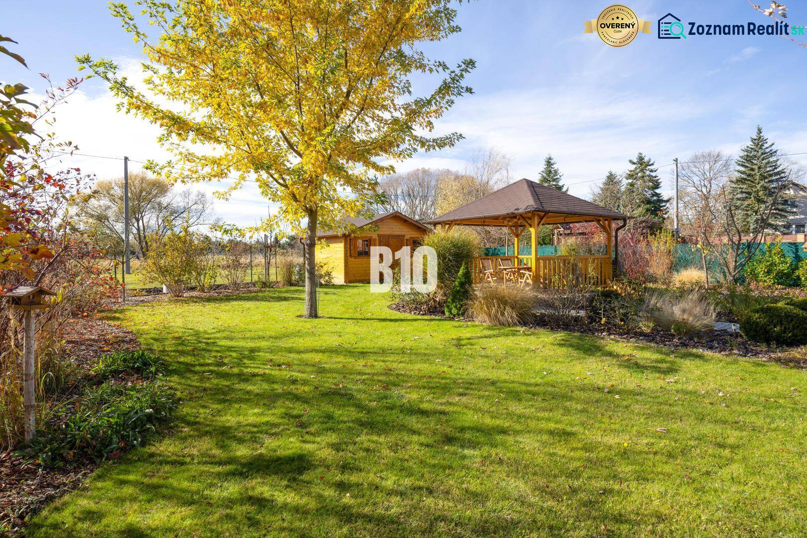 Der Garten des Einfamilienhauses in Bílková Humenka mit Pavillon und grünem Rasen.