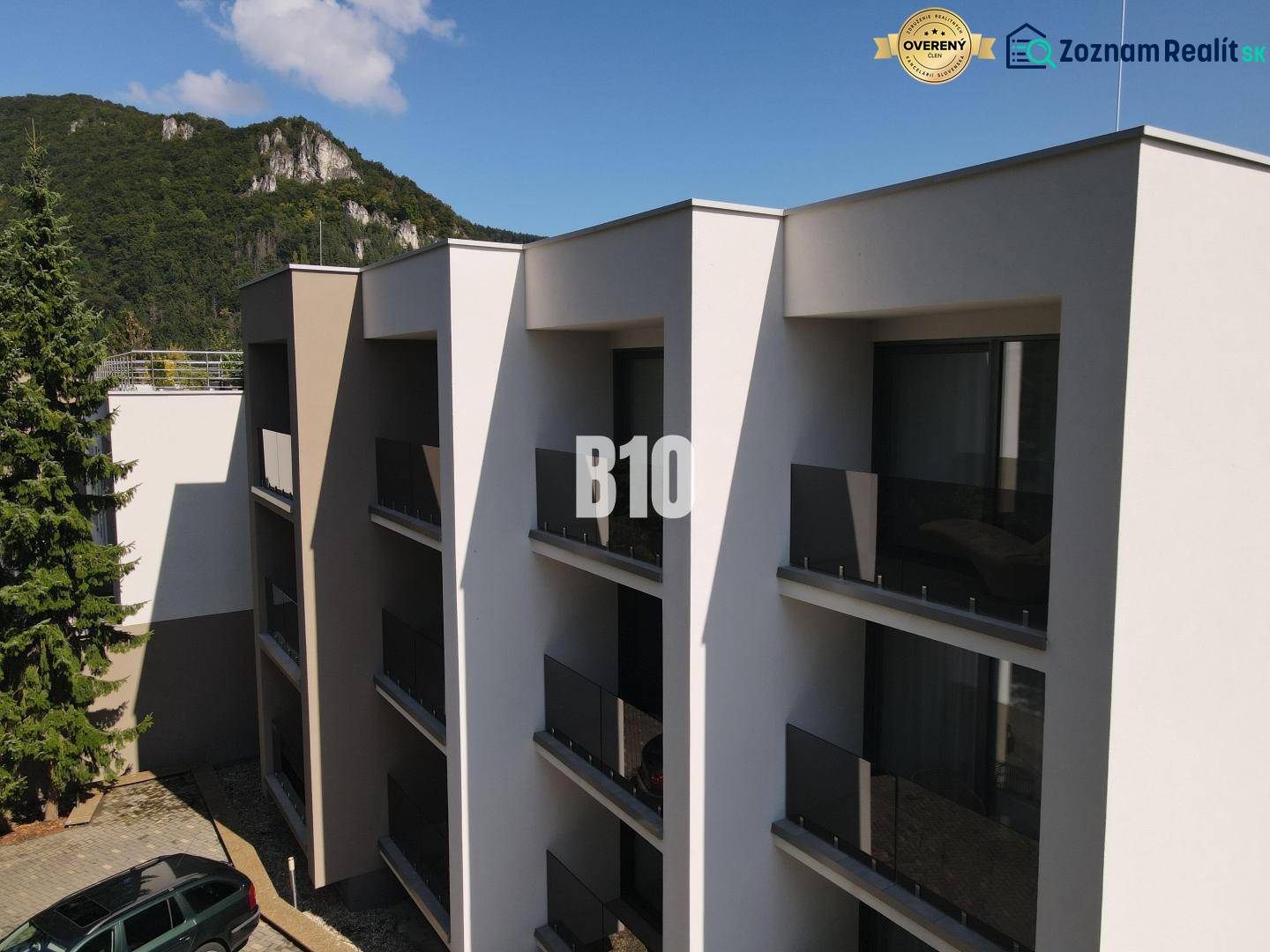 Wohnkomplex in der M. R. Štefánik-Straße in Rajecké Teplice, umgeben von Natur.