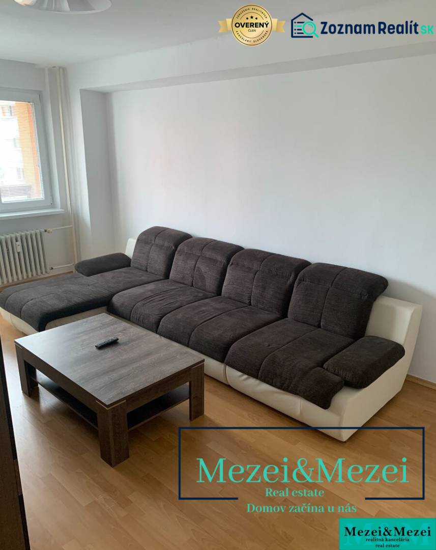 Ein Sofa-Set mit Couchtisch in einer 2-Zimmer-Wohnung, Boden mit Holzdekor.