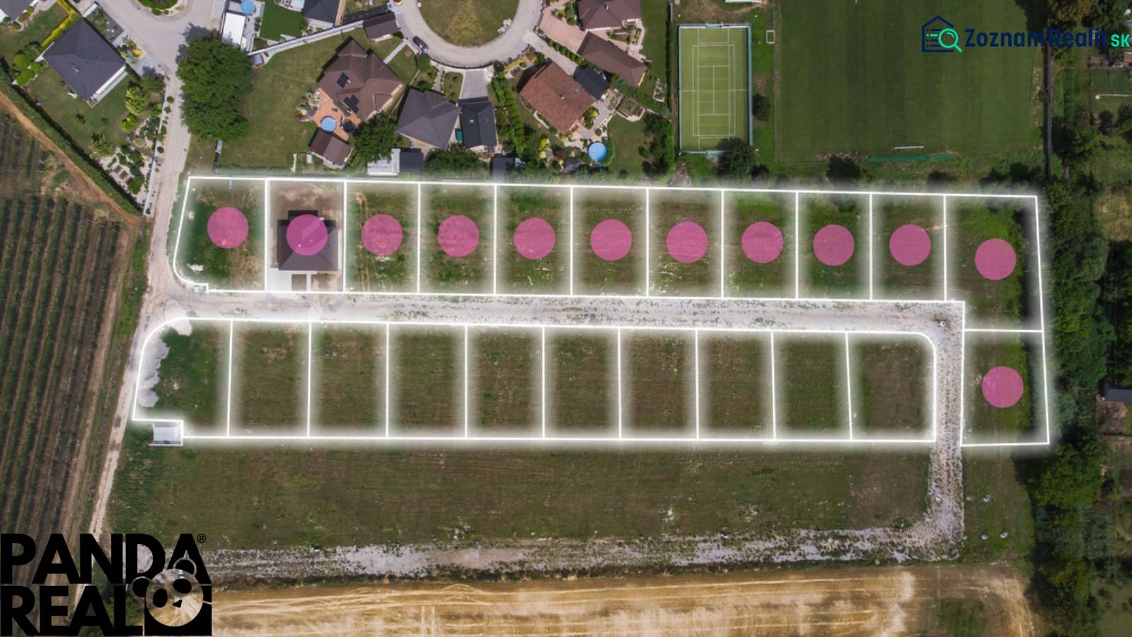 Luftaufnahme von Baugrundstücken in der Gemeinde Horné Štitáre mit geplanter Parzellierung.