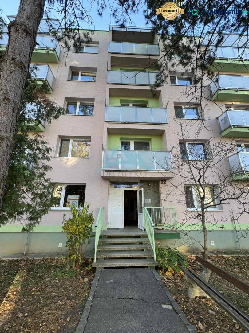 Ein Wohnhaus mit Balkonen in der Vajanského-Straße in Šahy bietet eine 3-Zimmer-Wohnung an.