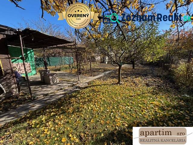 Gärten in Bratislava - Ružinov in der Stredná-Straße mit einer Pergola und abgefallenen Blättern.