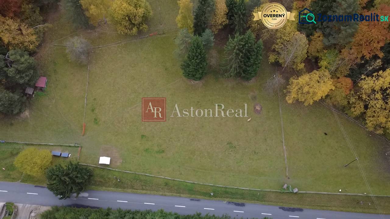 Freizeitgrundstücke in Lazy pod Makytou, Čertov, umgeben von Bäumen und einer asphaltierten Zufahrtsstraße.