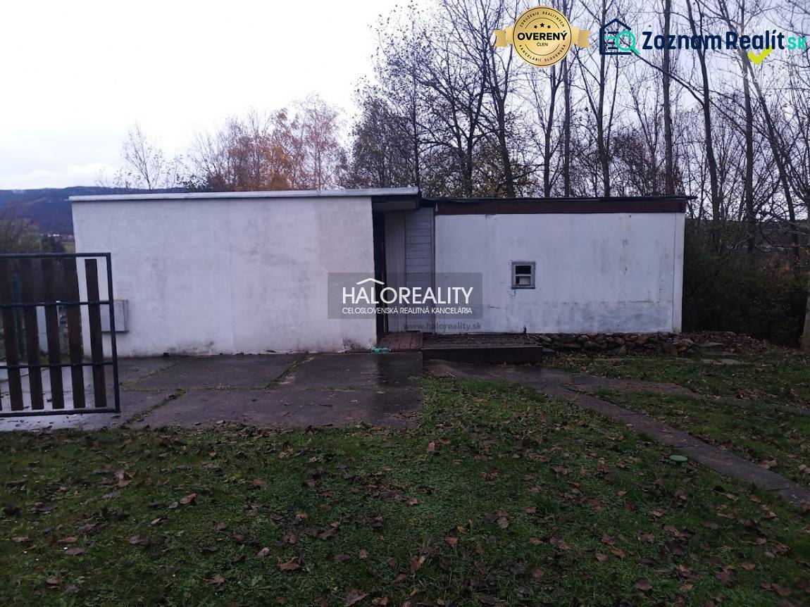 Freizeitgrundstücke in Nitrianske Rudno mit einem einfachen Bauwerk, umgeben von Natur und Bäumen.