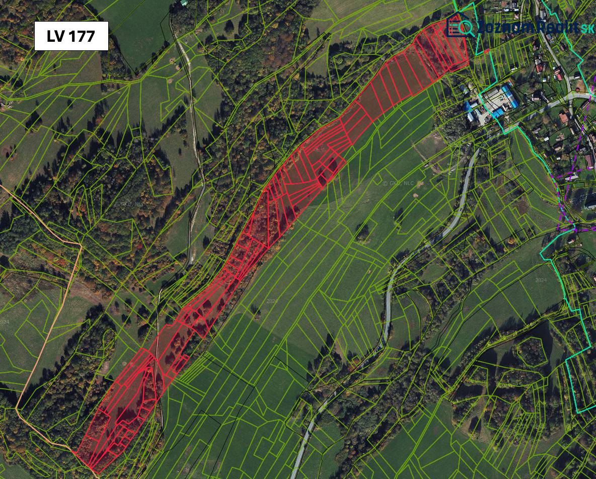 Lúčky: Landwirtschaftliche und forstwirtschaftliche Grundstücke mit hervorgehobenen Parzellen, Straßen und Bereichen in der Landschaft.