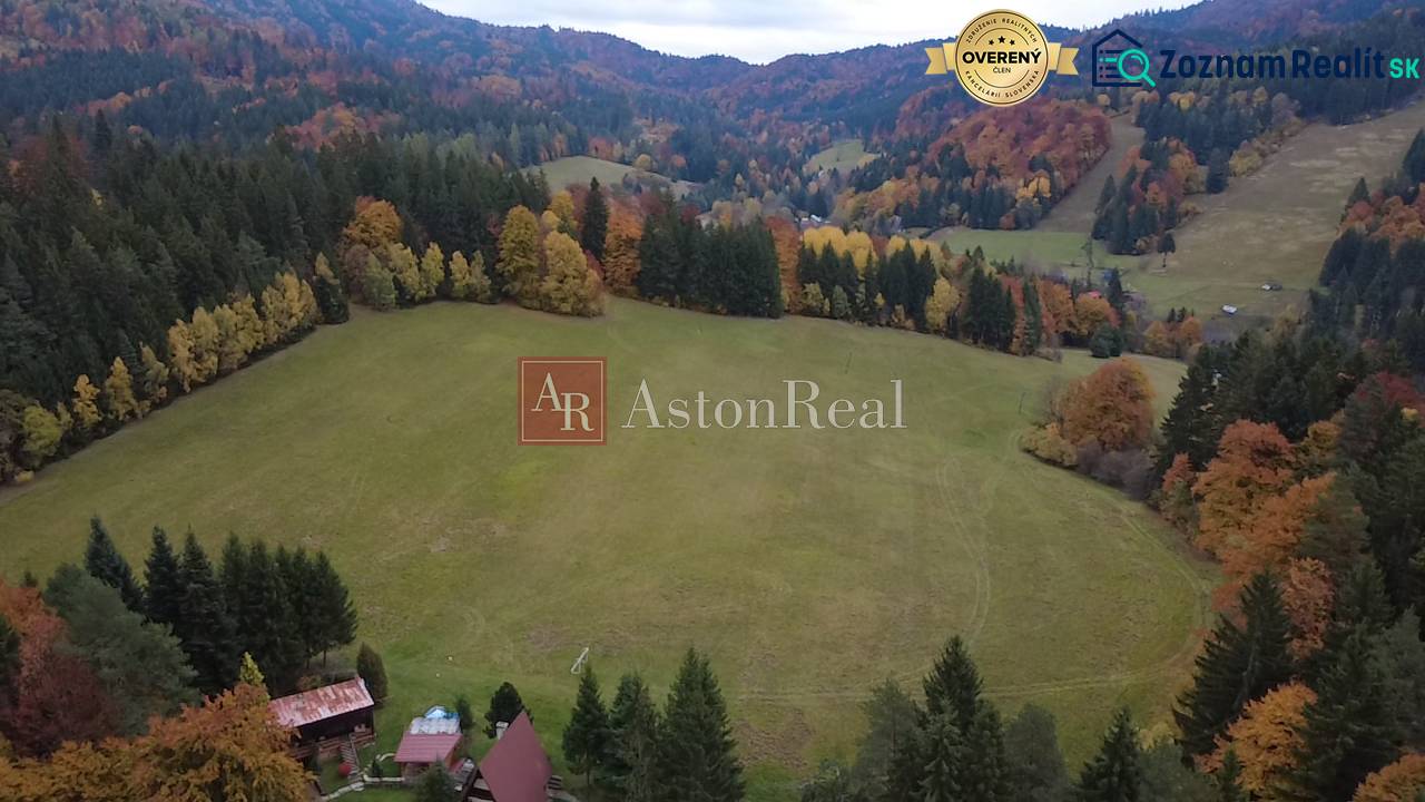 Herbstlandschaft mit bunten Blättern in den Erholungsgebieten in Čertov, Lazy pod Makytou.