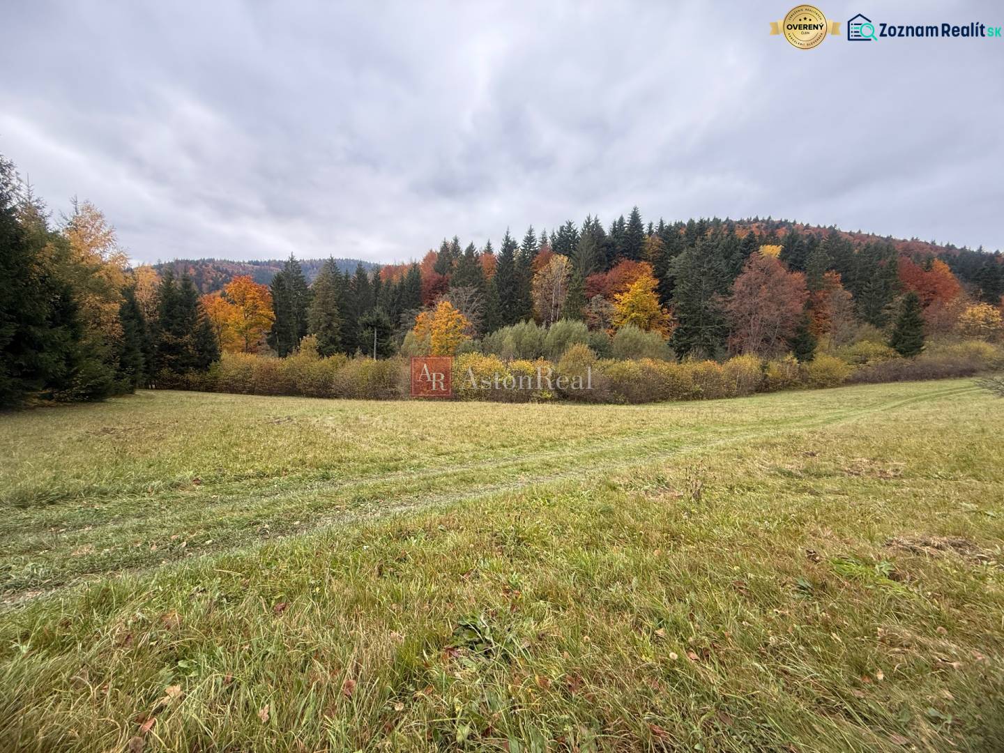 Herbstlandschaft auf den Erholungsgrundstücken in Čertov, Lazy pod Makytou mit den bunten Farben des Waldes.