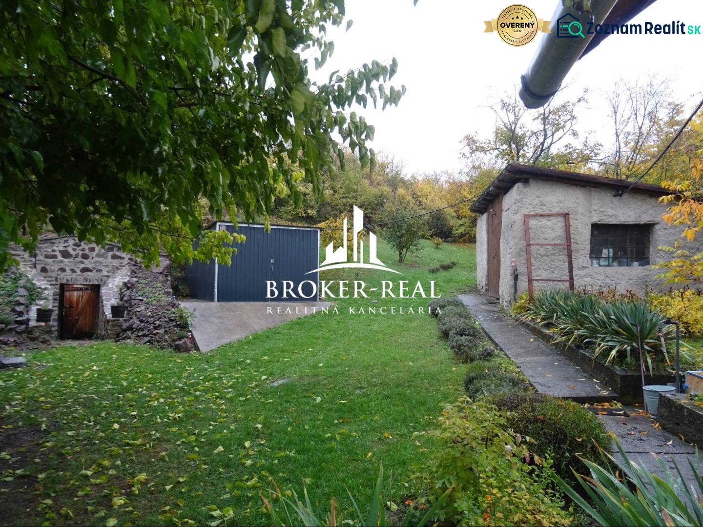 Ein Einfamilienhaus in der Gemeinde Fony mit einem Hof, Rasen und einer Umgebung voller Grün.