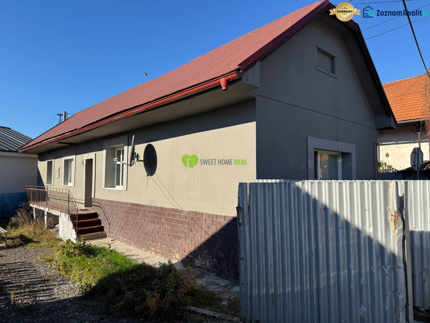 Einfamilienhaus in der Varovecká-Straße in Družstevná pri Hornáde mit rotem Blechdach.