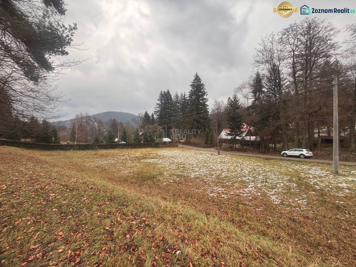 Winterlandschaft mit einem Wiesengrundstück in Makov in der Straße Čierne, geeignet zum Wohnen.