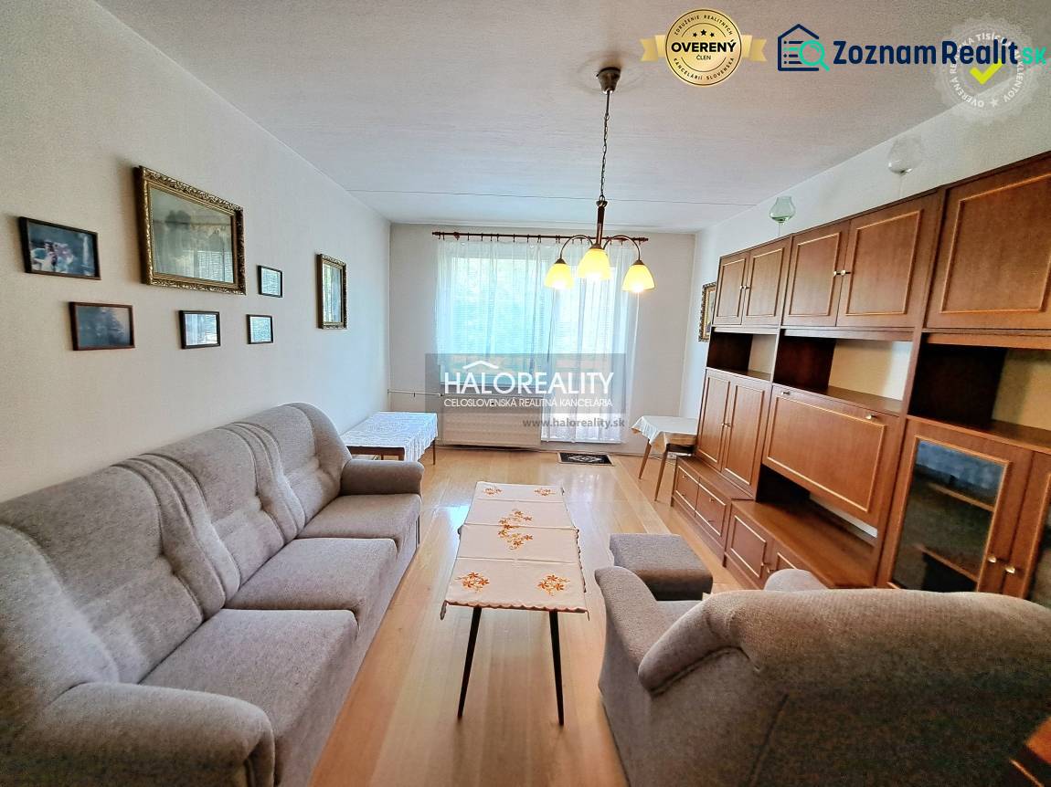 Wohnzimmer mit Licht, Holzboden und Möbeln in einer 3-Zimmer-Wohnung.