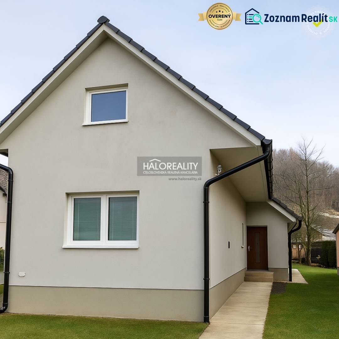 Ein Einfamilienhaus in Kľačno mit Dachgeschoss und grasbewachsener Umgebung.