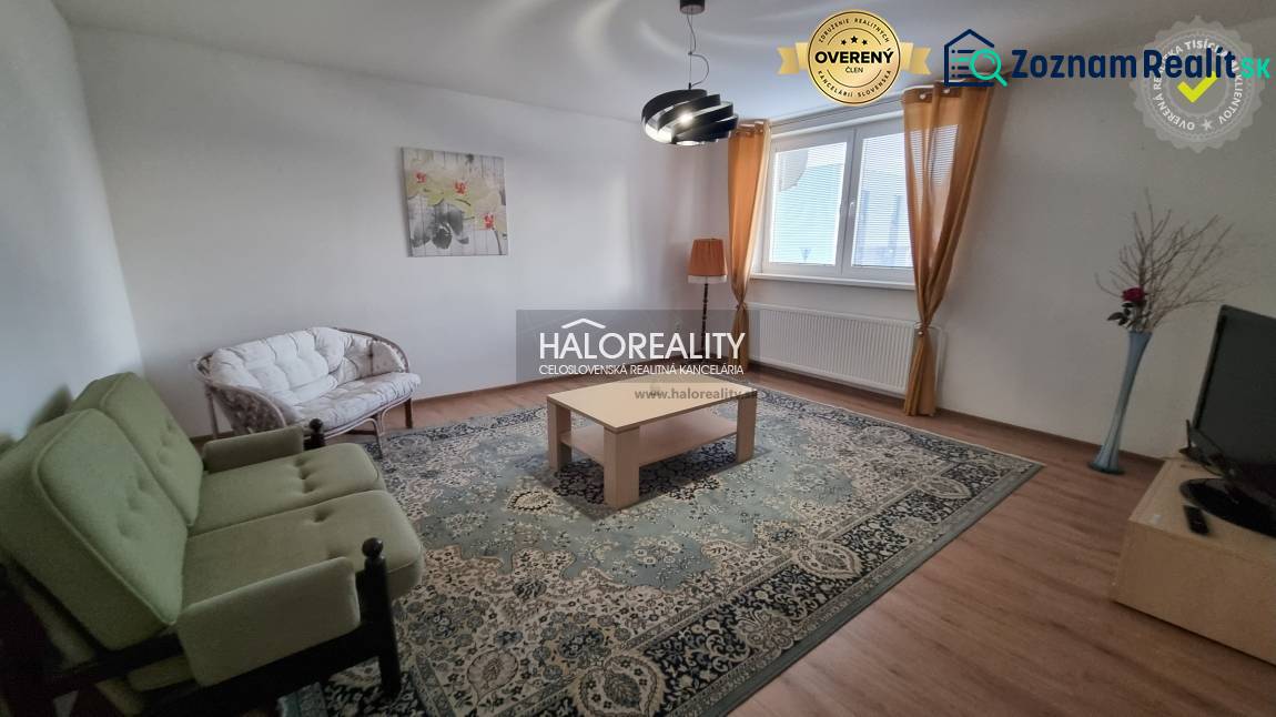 Schlafzimmer in einem Einfamilienhaus mit Holzboden und Holzmöbeln.