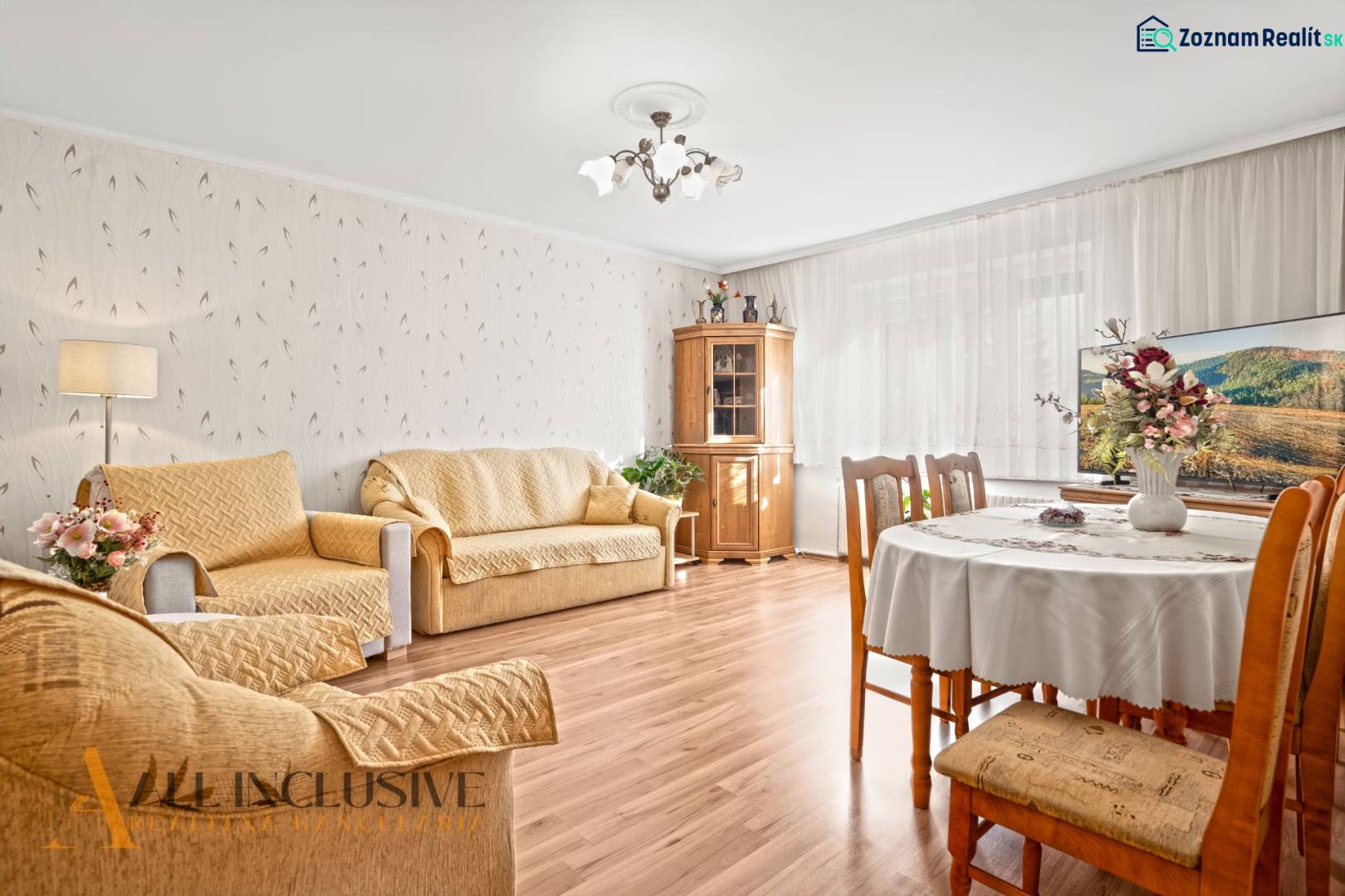 Wohnzimmer in einem Einfamilienhaus mit Holzboden und bequemen Möbeln.