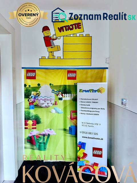 Ein Ständer mit LEGO-Motiv in den Büros auf der M.R. Štefánika in Trenčín.